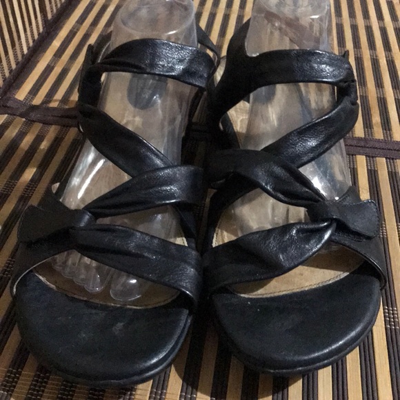 clarks black strappy sandals
